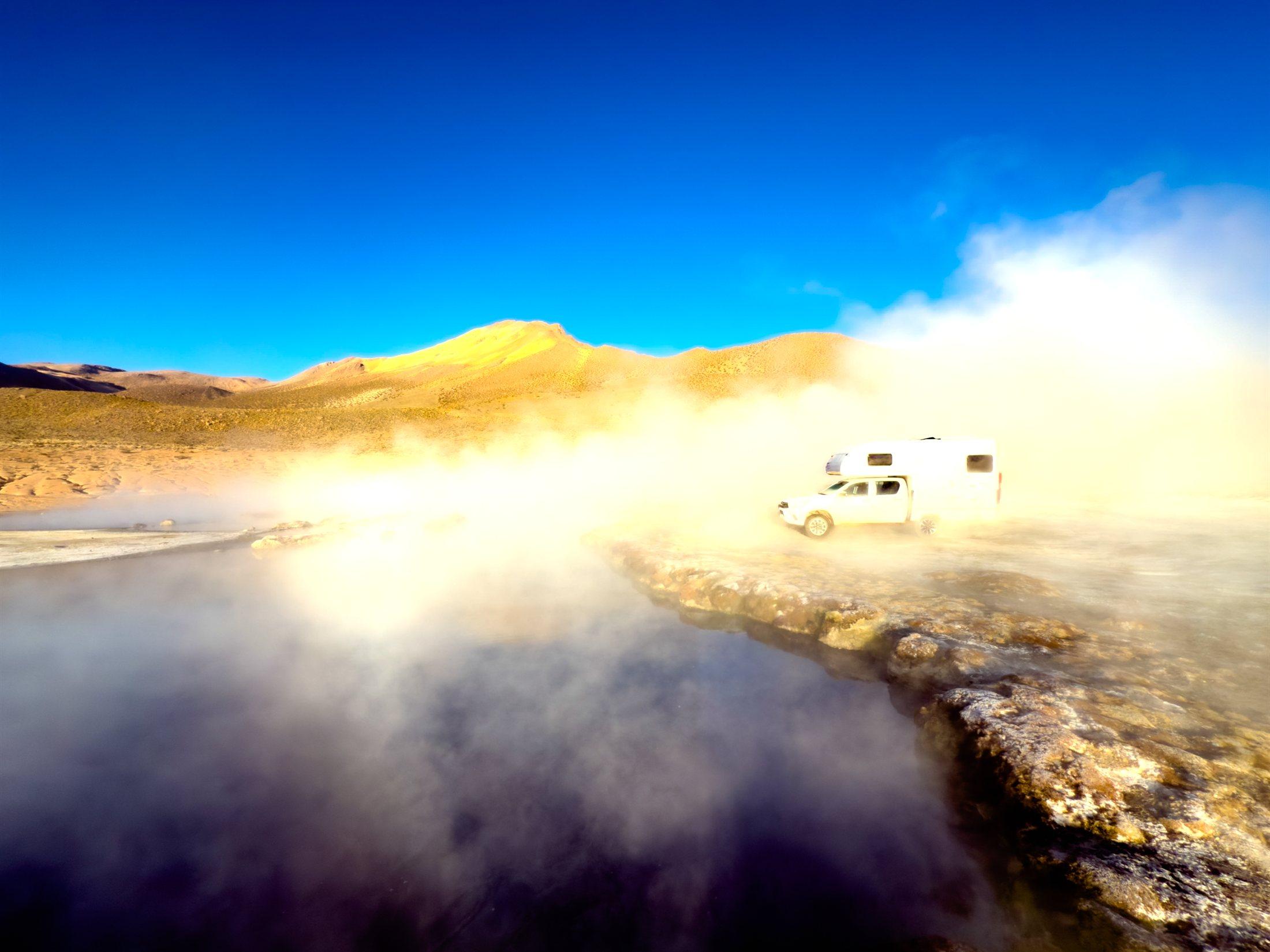 Camper 4x4 de Holiday Rent RV recorriendo el norte de Chile