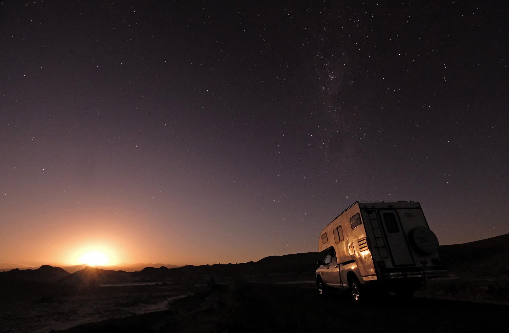 Camper 4x4 acampando bajo el cielo despejado del norte de Chile